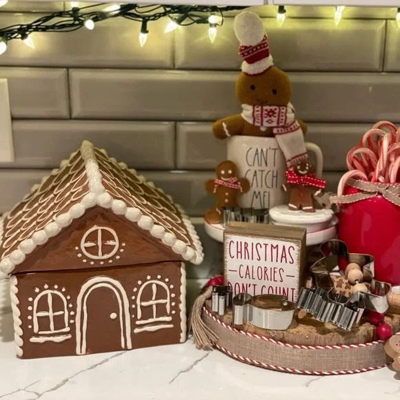 Pottery Barn Whimsical Lidded Holiday Gingerbread House Stoneware Cookie Jar BN - Picture 8 of 16